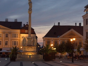 Esti fények a város barokk főterén, a Széchenyi téren